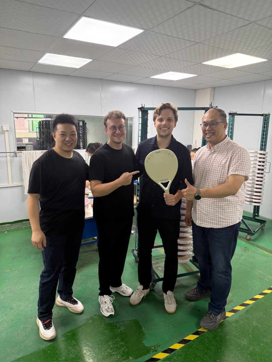 Die beiden OTARO-Gründer mit ihren Produktionspartnern und dem fertigen Padelschläger PULSE